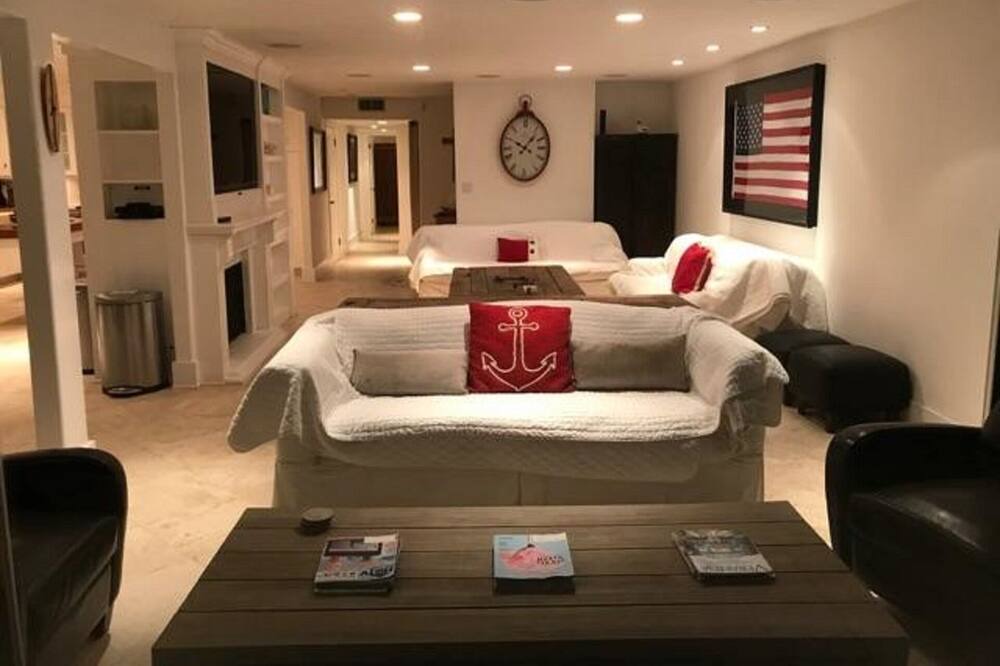 Photo of Livingroom in Oxnard Shores