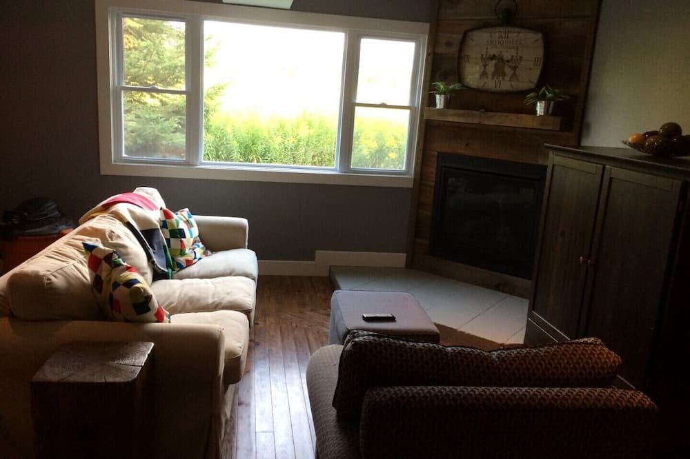 Photo of Livingroom in Waupoos