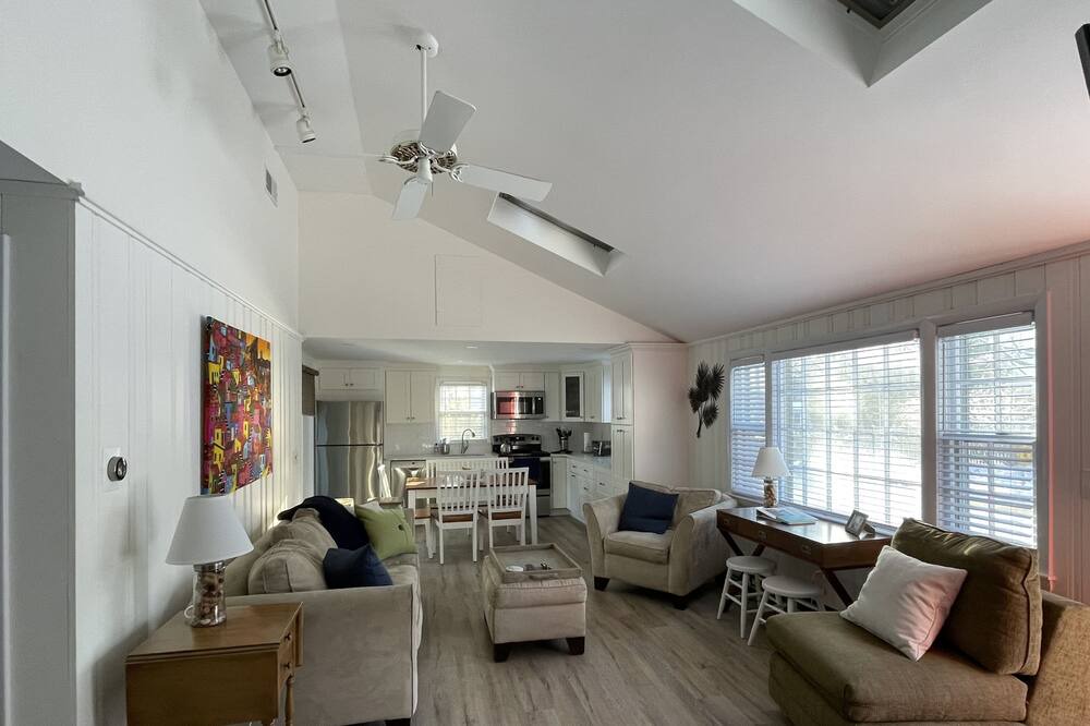 Photo of Livingroom in Popponesset
