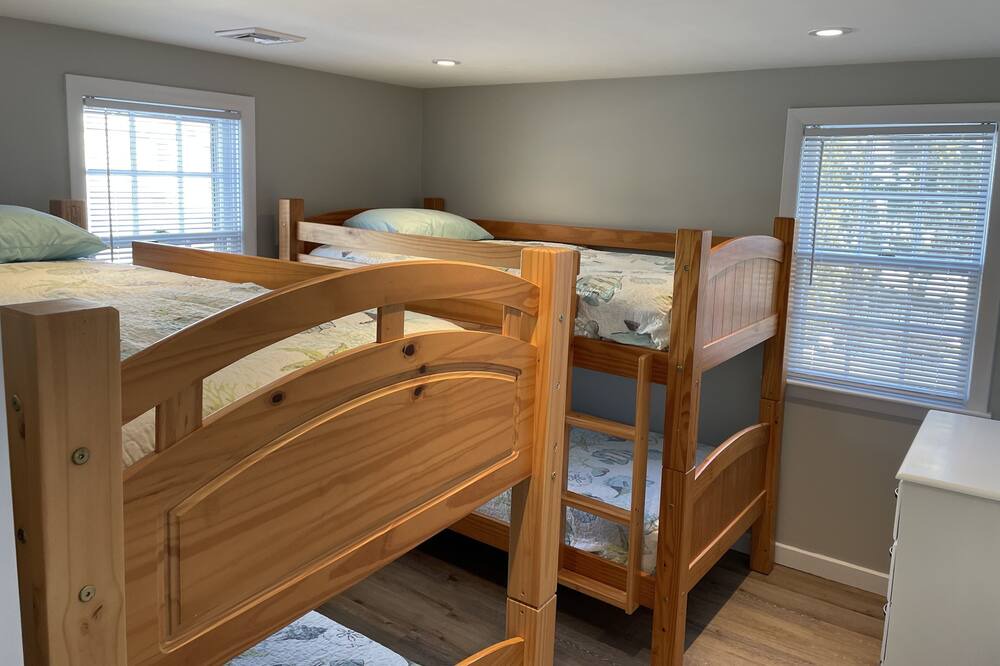 Photo of Bedroom in Popponesset