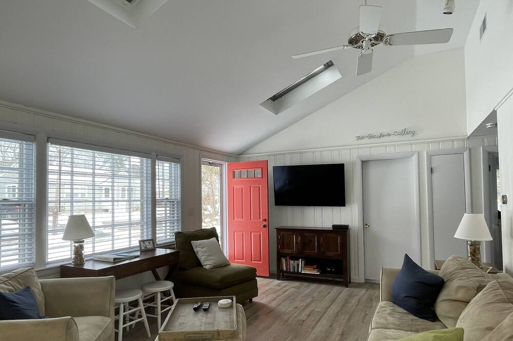 Photo of Livingroom in Popponesset