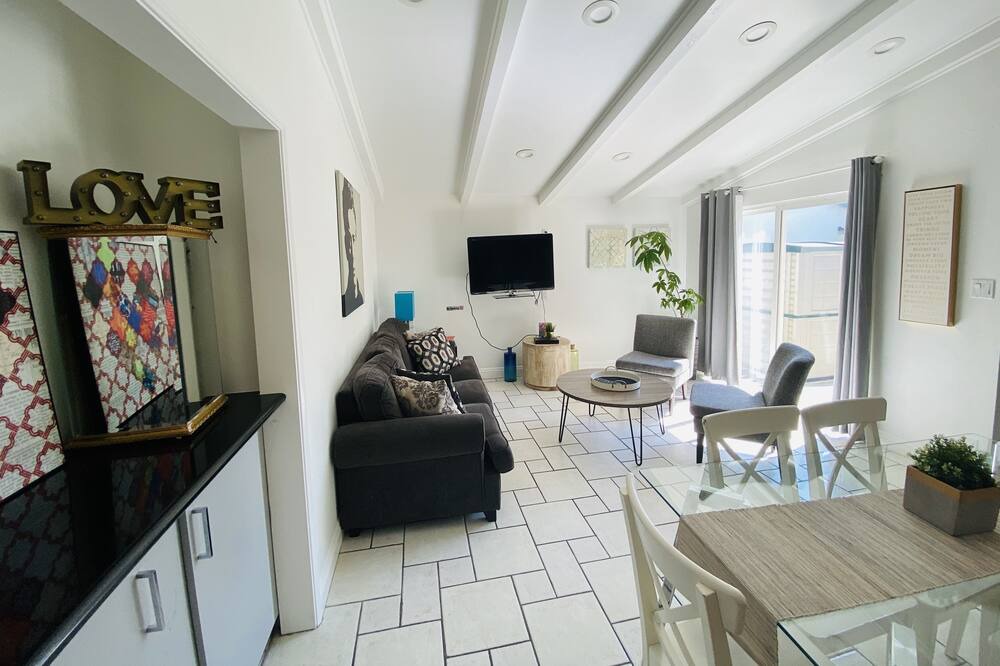 Photo of Livingroom in Valley Glen