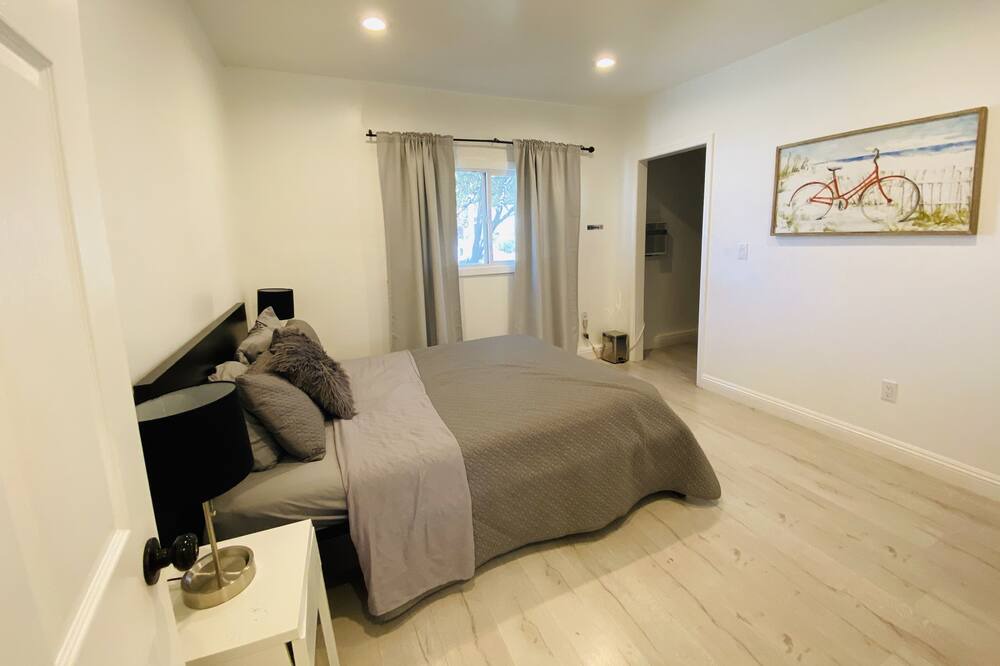 Photo of Bedroom in Valley Glen