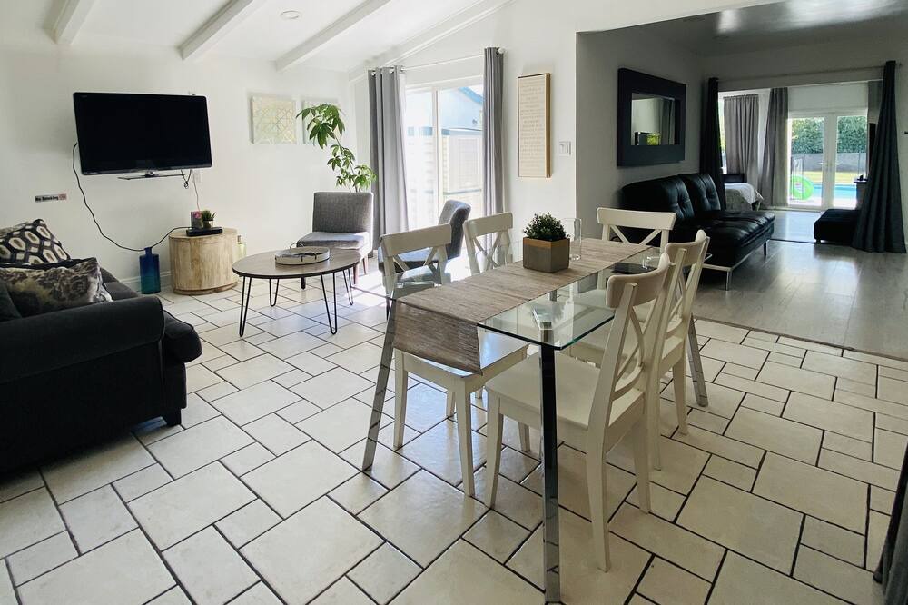 Photo of Livingroom in Valley Glen
