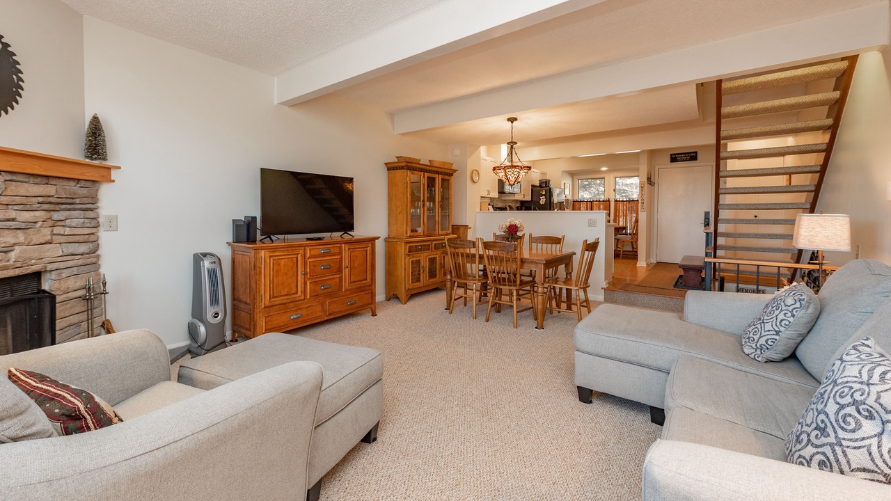 Photo of Livingroom in McHenry