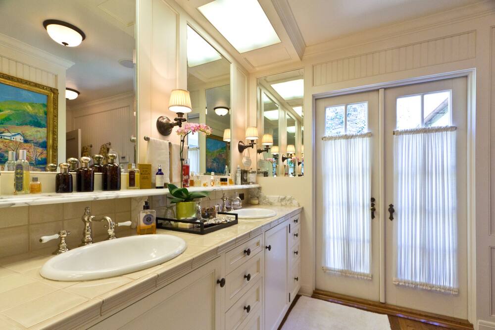 Photo of Bathroom in Oak Park