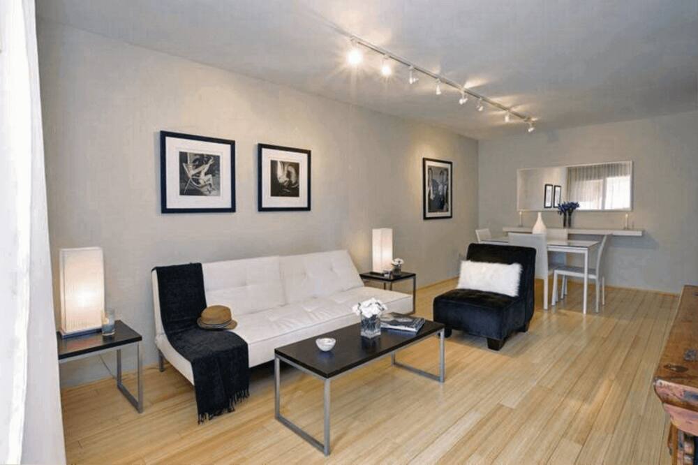 Photo of Livingroom in Racquet Club West