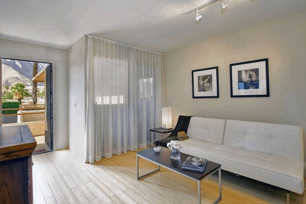 Photo of Livingroom in Racquet Club West
