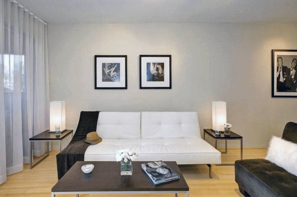Photo of Livingroom in Racquet Club West