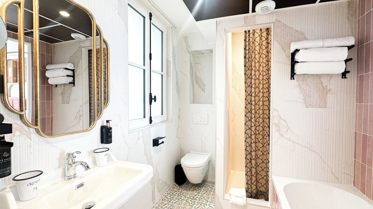 Photo of Bathroom in Quartier des Grandes-Carrieres