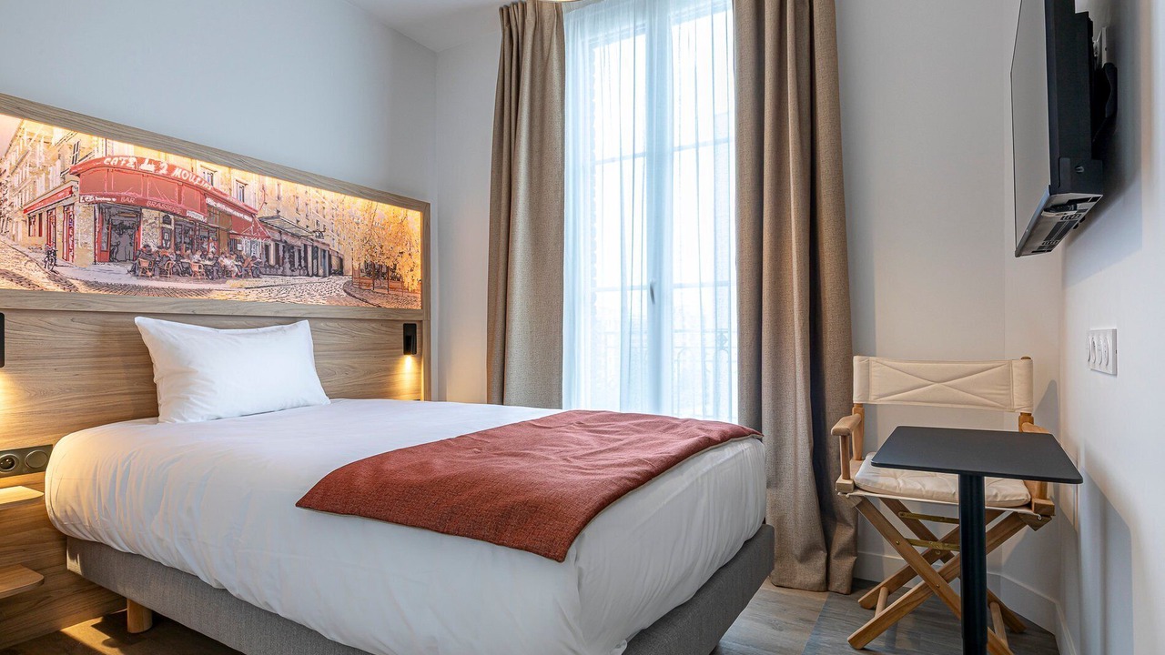 Photo of Bedroom in Republique–Point-du-Jour