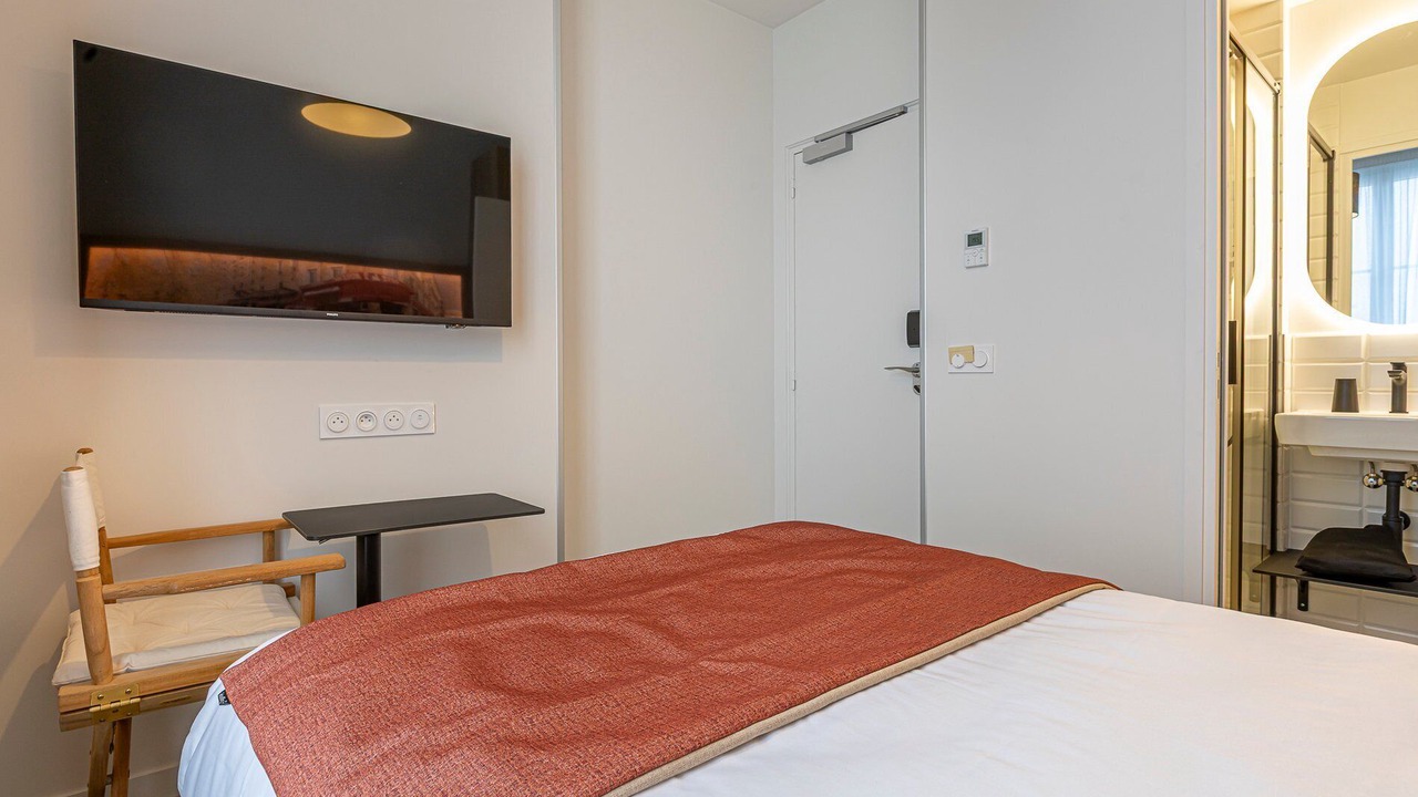 Photo of Bedroom in Republique–Point-du-Jour
