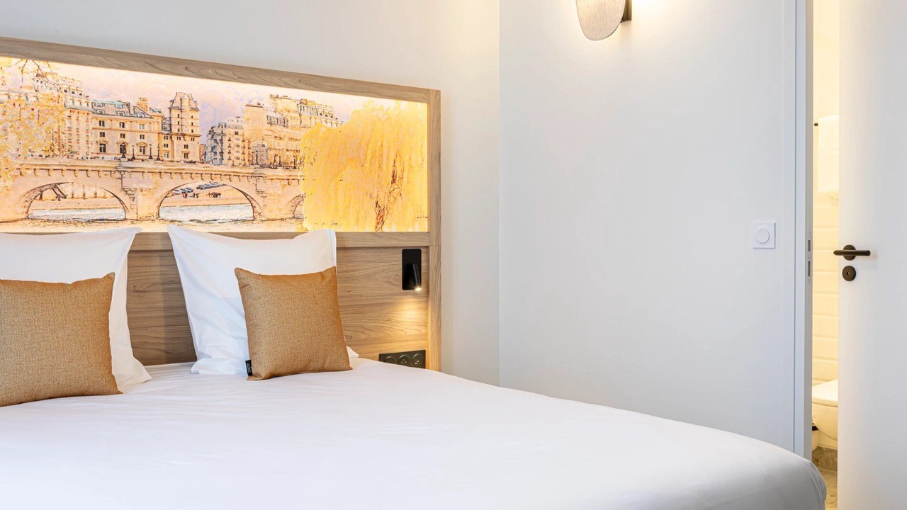 Photo of Bedroom in Republique–Point-du-Jour