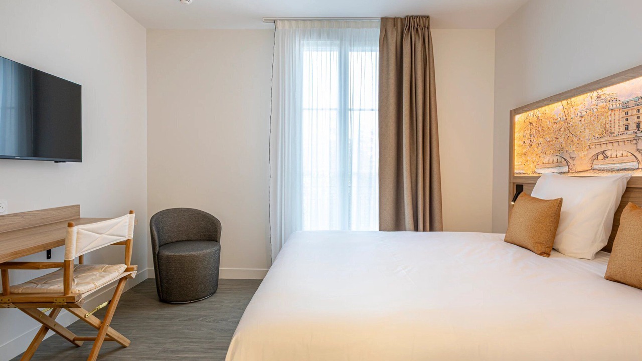 Photo of Bedroom in Republique–Point-du-Jour