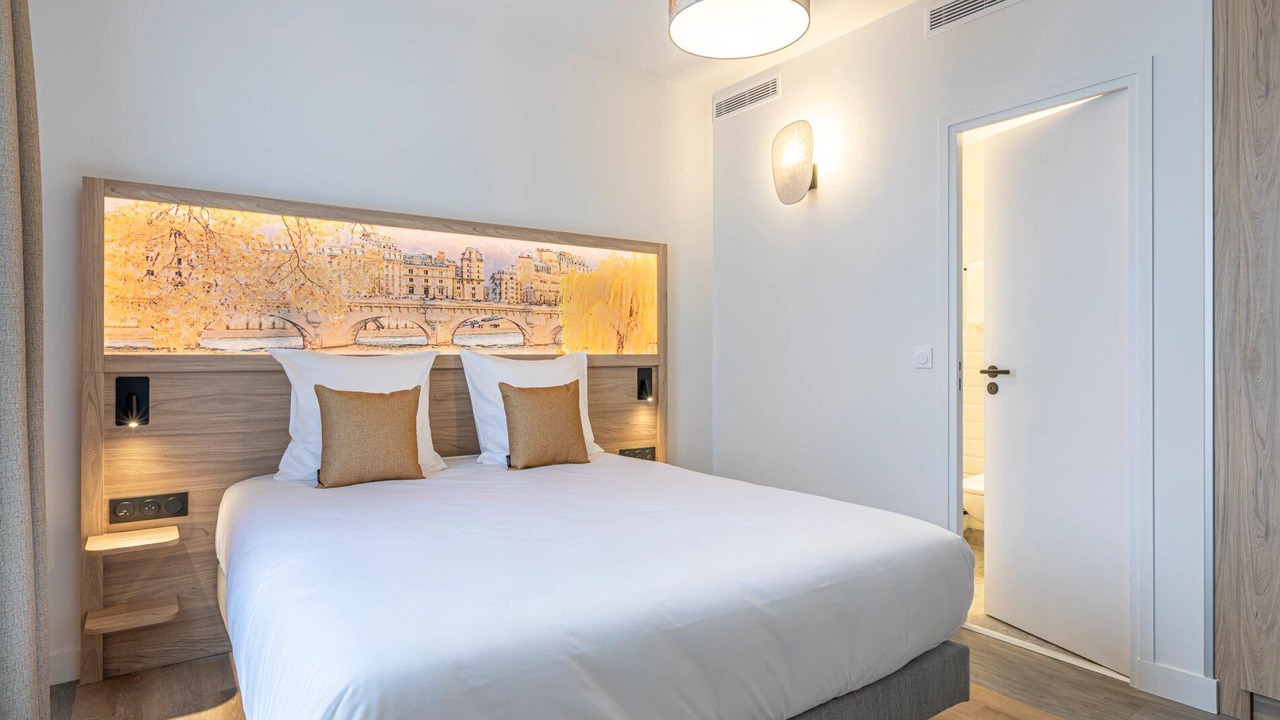 Photo of Bedroom in Republique–Point-du-Jour
