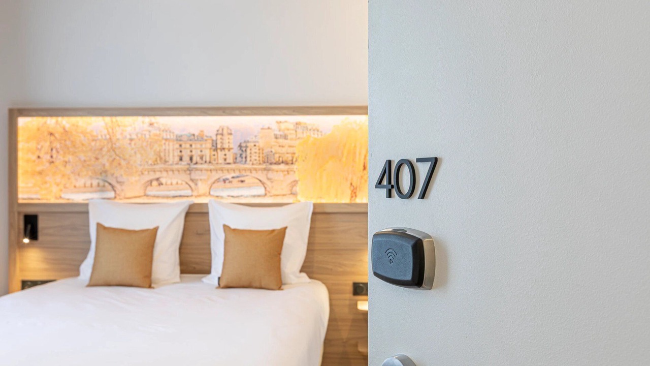 Photo of Bedroom in Republique–Point-du-Jour