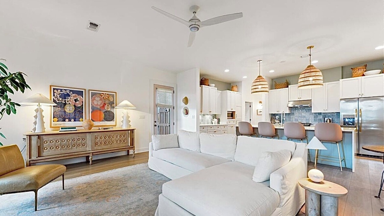 Photo of Livingroom in Henderson Point
