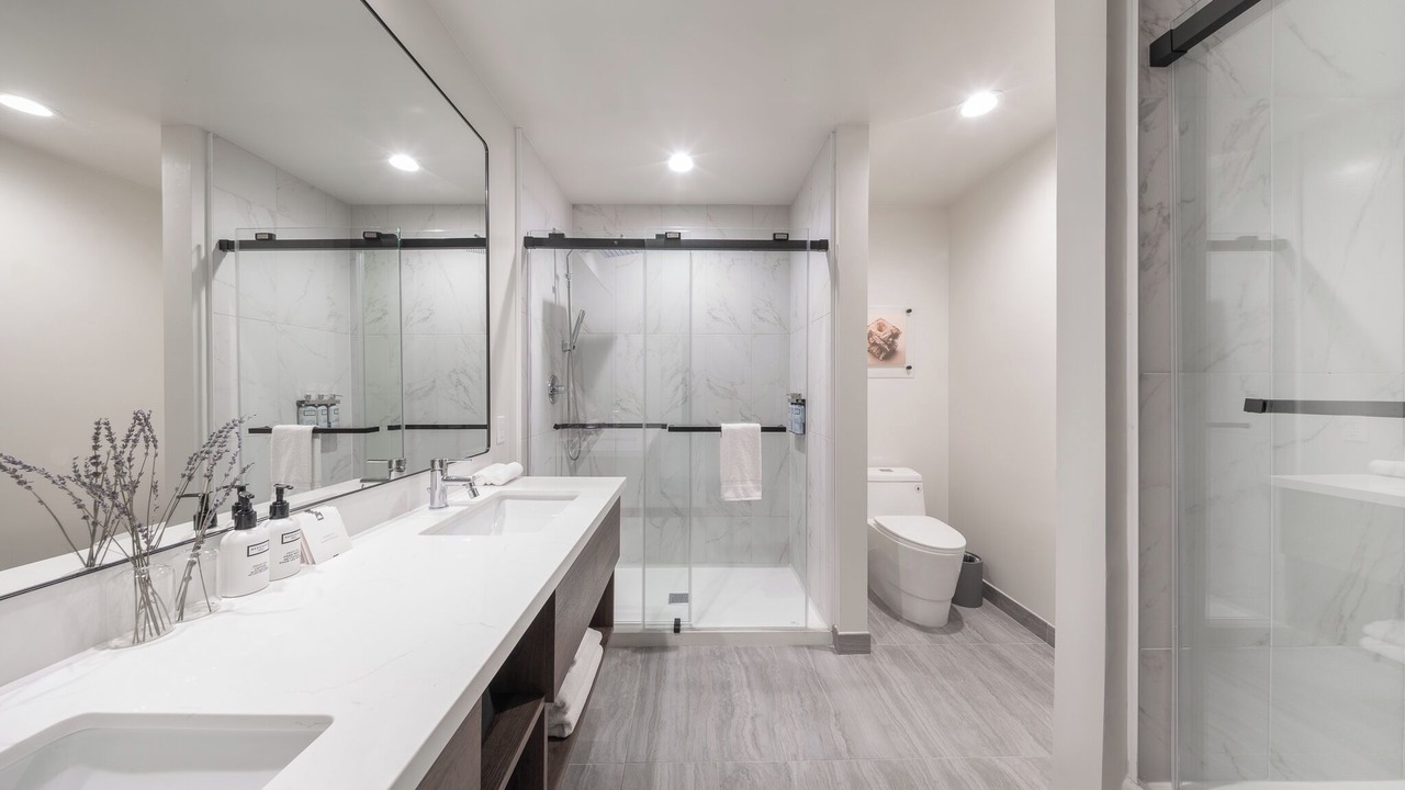 Photo of Bathroom in Wilshire Center