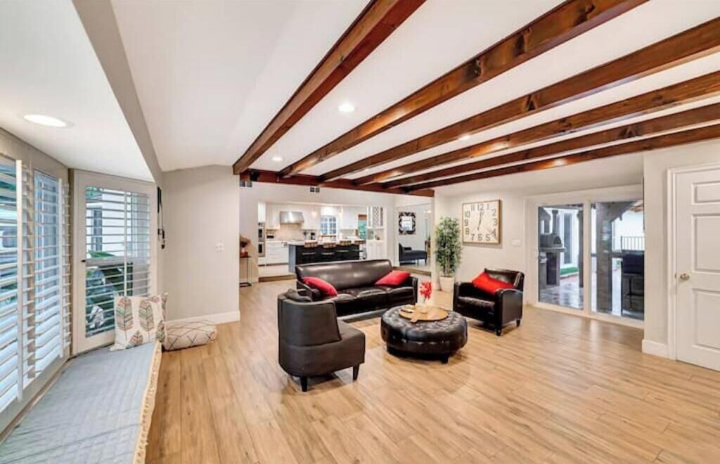 Photo of Livingroom in Woodland Hills