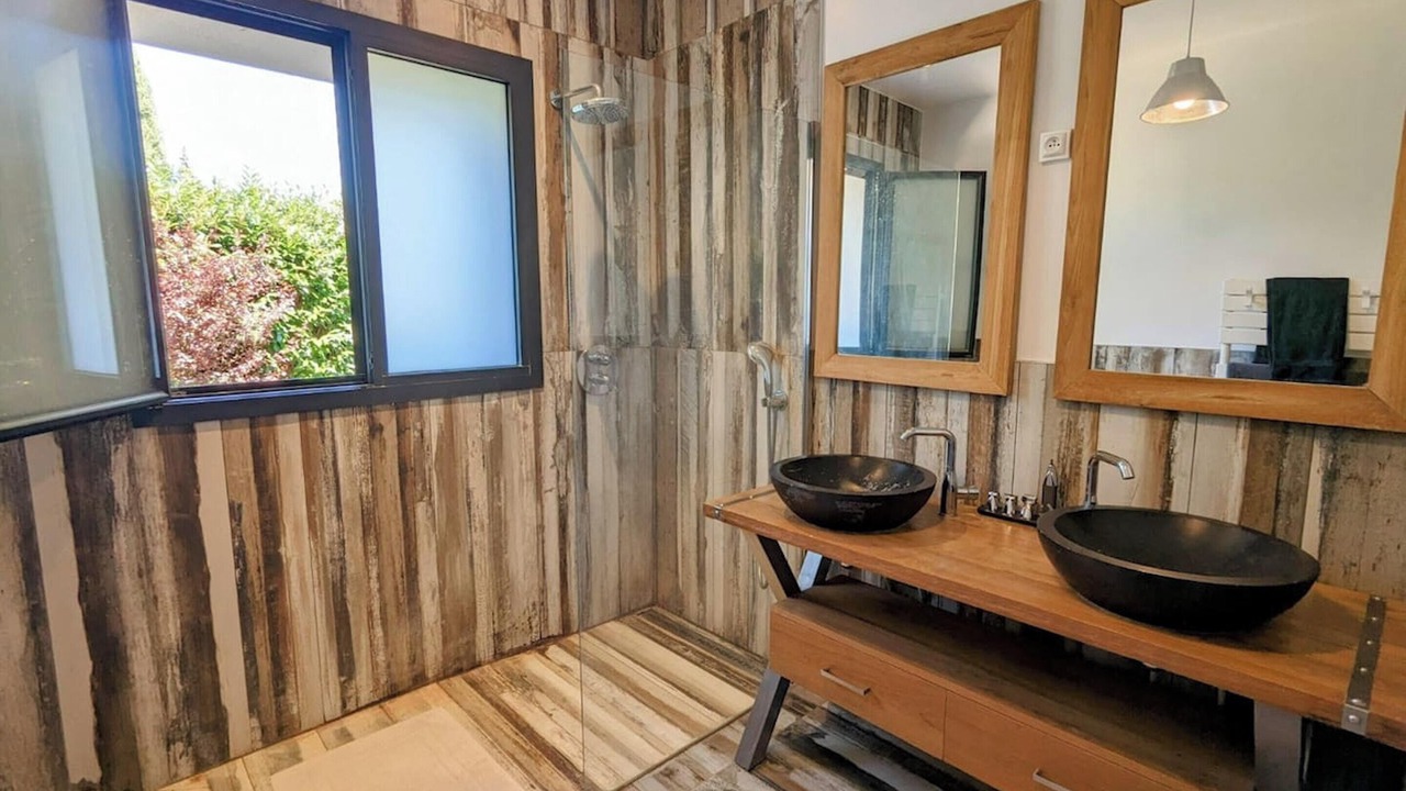Photo of Bathroom in Parmain