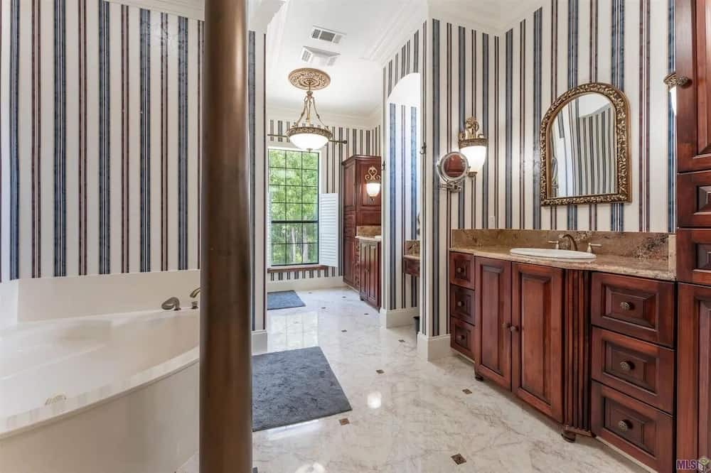 Photo of Bathroom in Maurepas