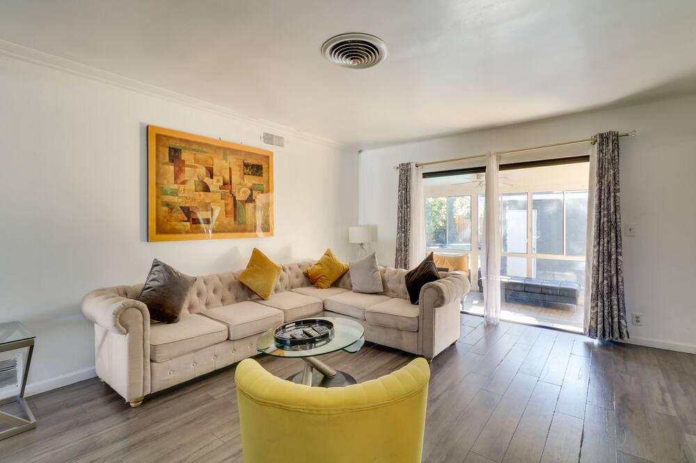 Photo of Livingroom in Northridge