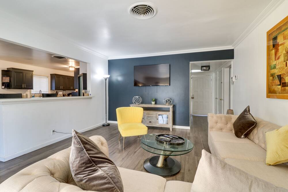 Photo of Livingroom in Northridge