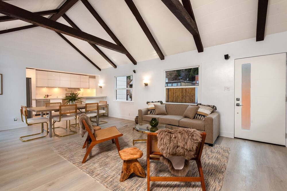 Photo of Livingroom in Beverly Hills