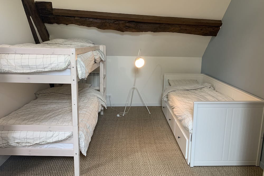 Photo of Bedroom in Vienne-en-Arthies