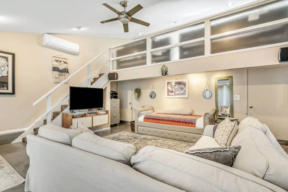 Photo of Livingroom in Calabasas