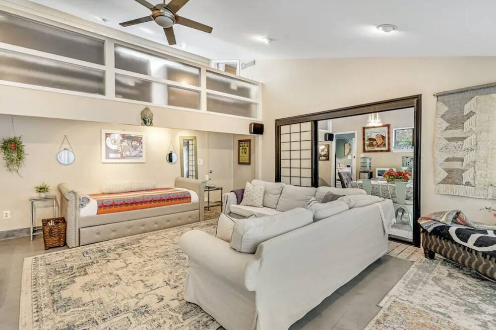 Photo of Livingroom in Calabasas