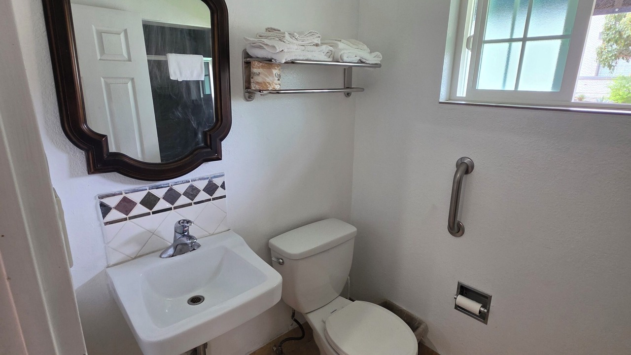 Photo of Bathroom in Mid-Wilshire
