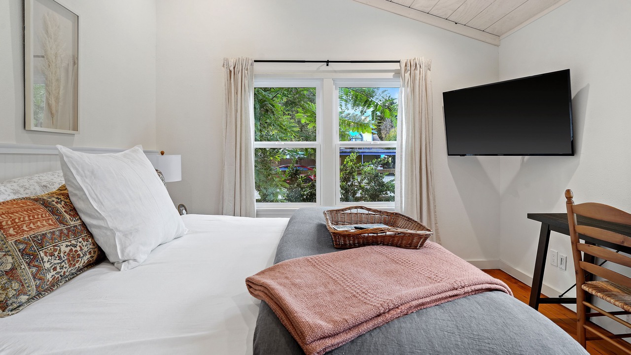 Photo of Bedroom in Meiners Oaks