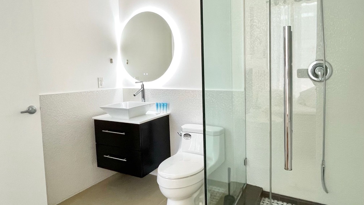 Photo of Bathroom in Hollywood Dell