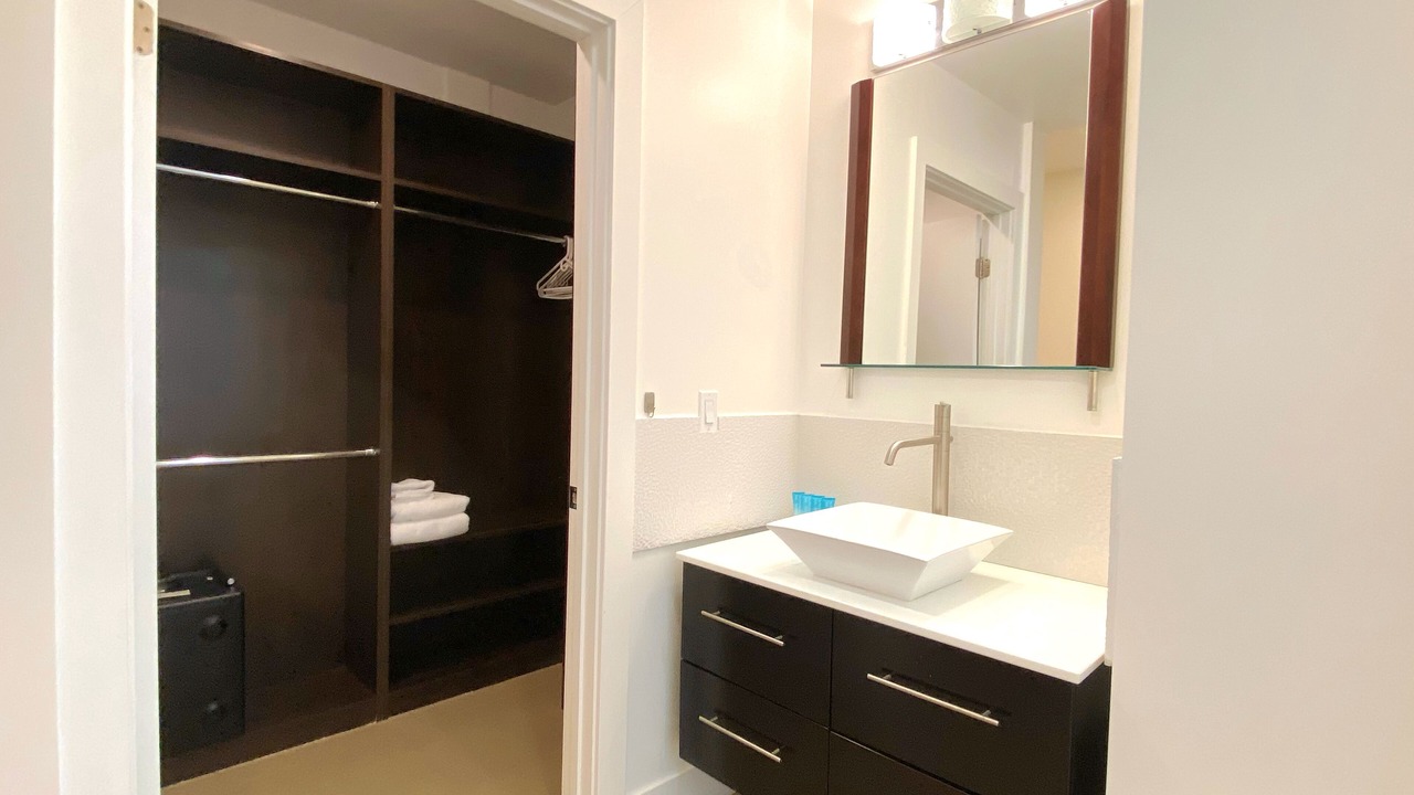 Photo of Bathroom in Hollywood Dell