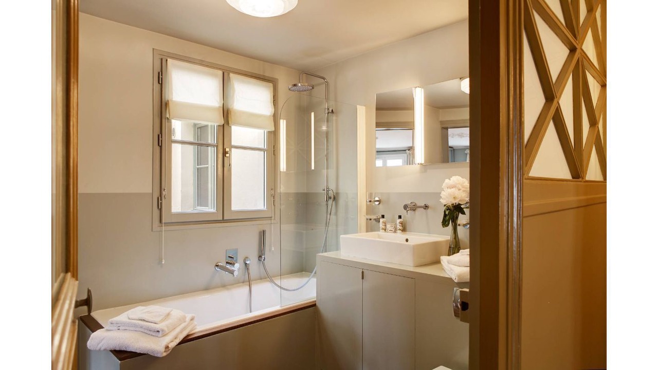 Photo of Bathroom in 2nd Arrondissement