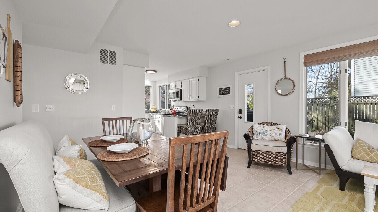 Photo of Livingroom in Shady Side