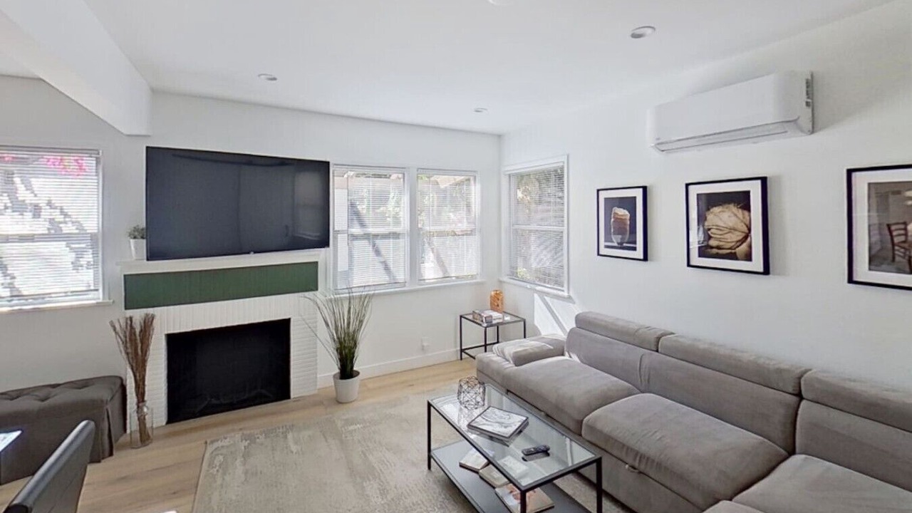 Photo of Livingroom in Toluca Lake