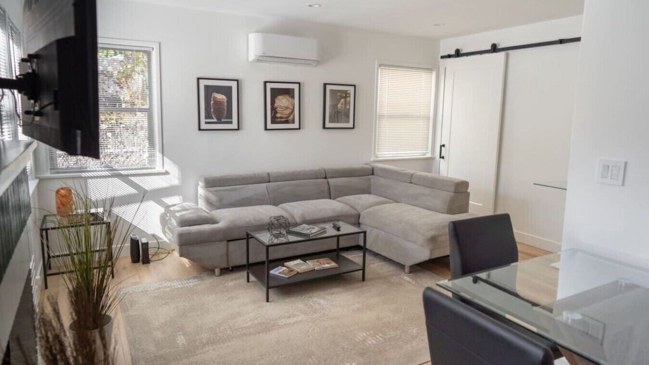 Photo of Livingroom in Toluca Lake