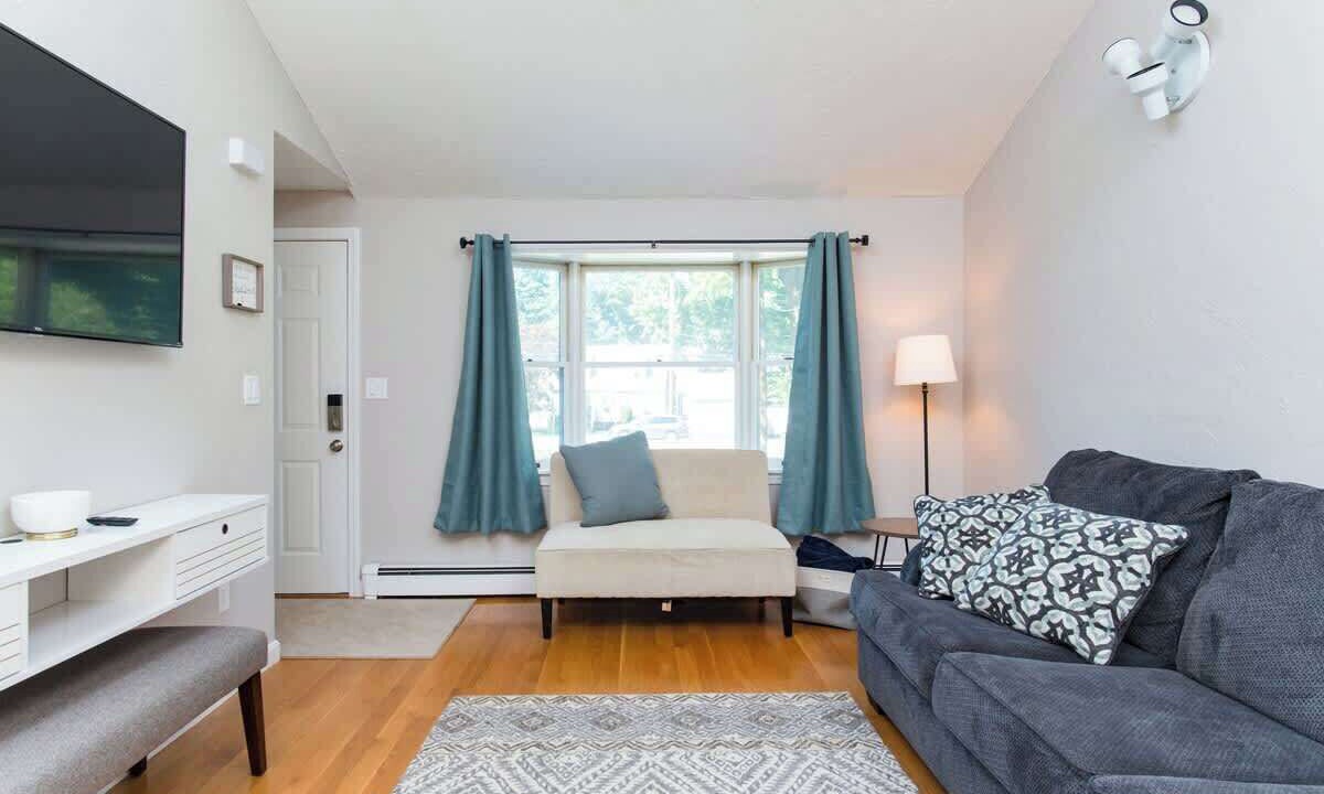 Photo of Livingroom in Woburn
