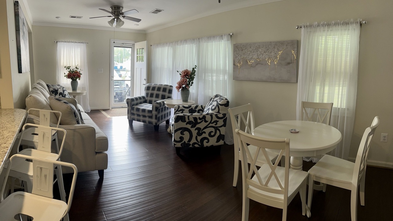 Photo of Livingroom in Shady Side