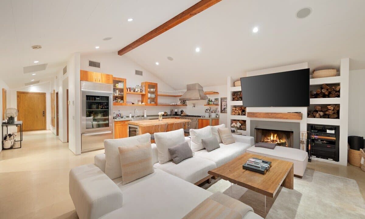 Photo of Livingroom in Central Malibu