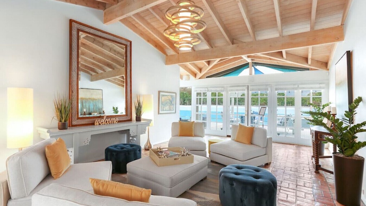 Photo of Livingroom in Racquet Club West