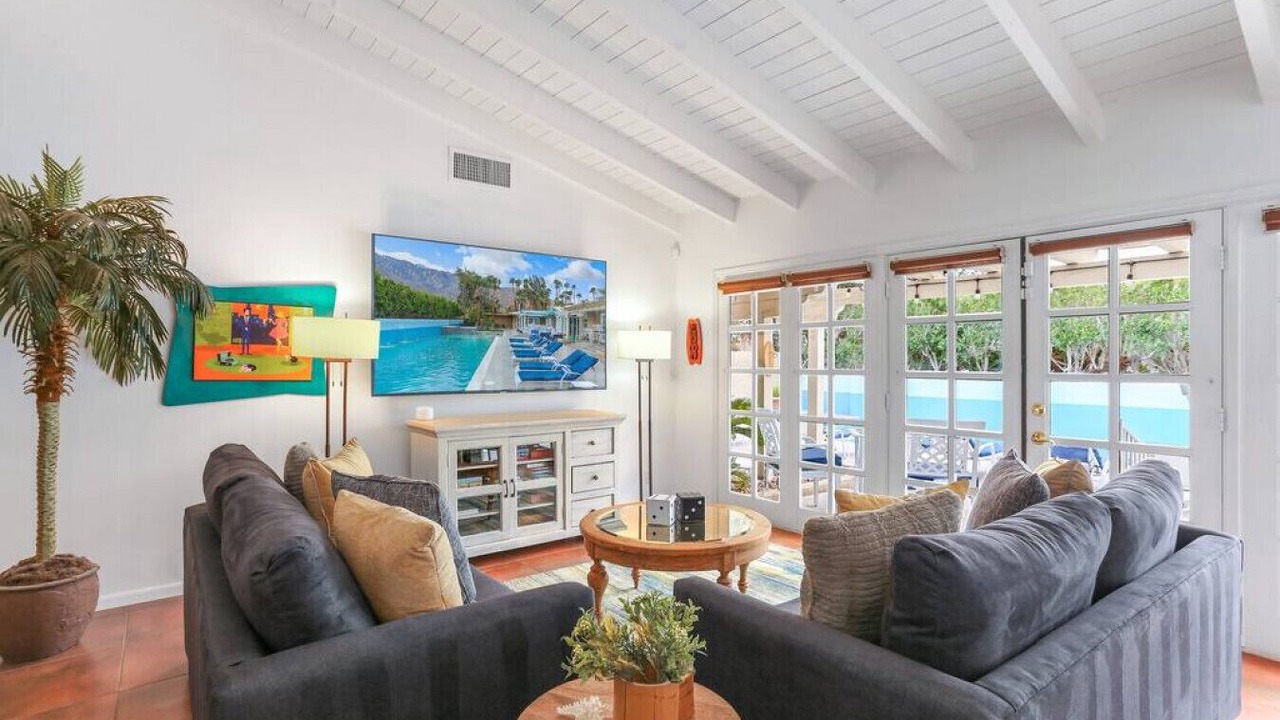 Photo of Livingroom in Racquet Club West