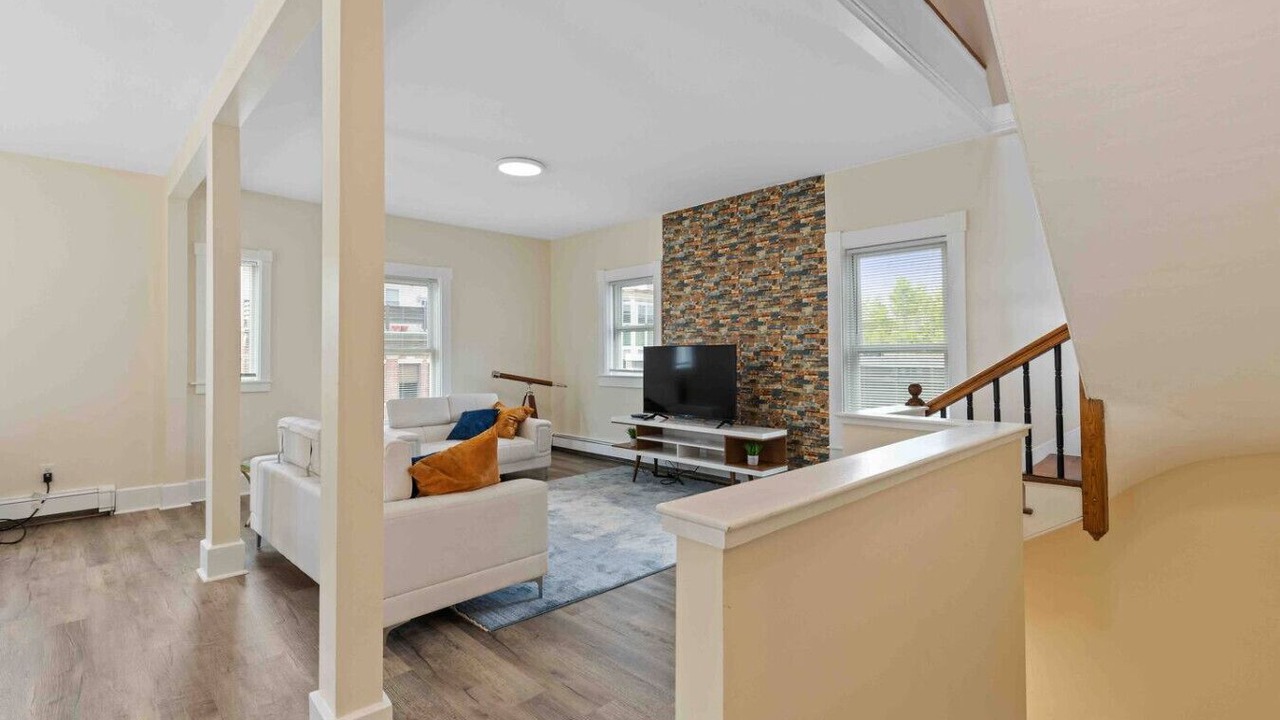 Photo of Livingroom in High Street Hill