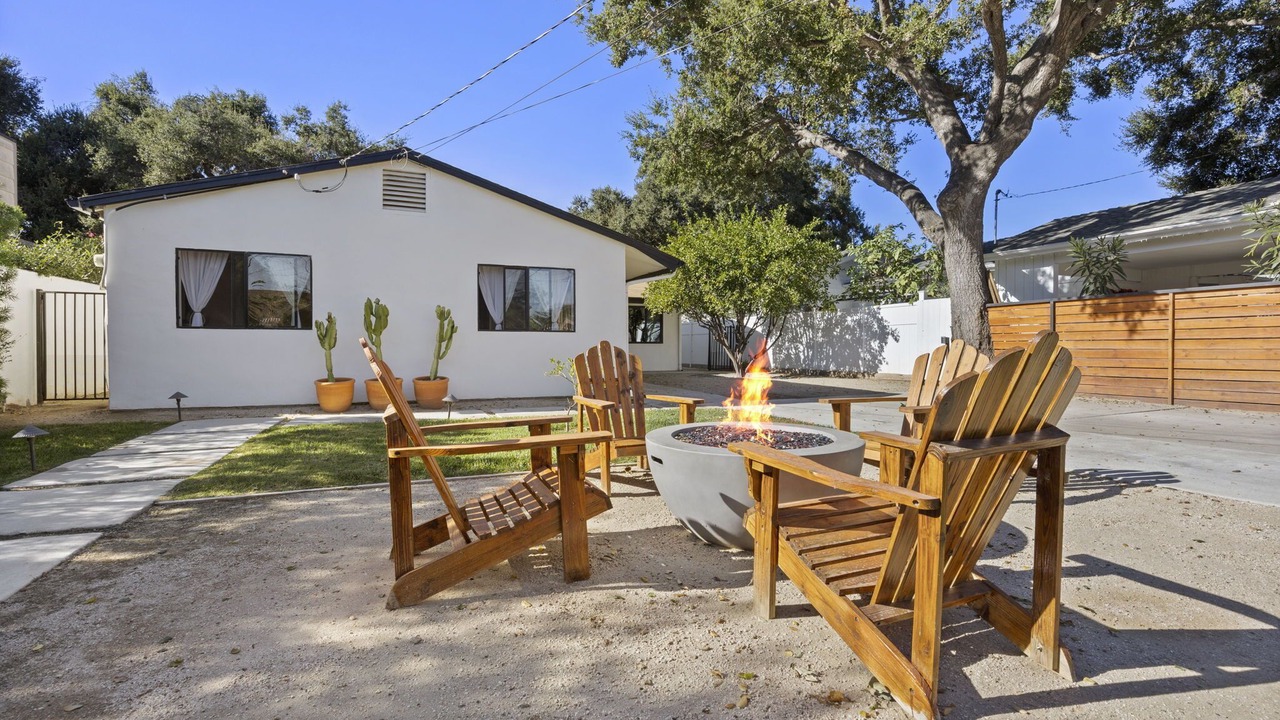 Photo of Patio Balcony in Meiners Oaks
