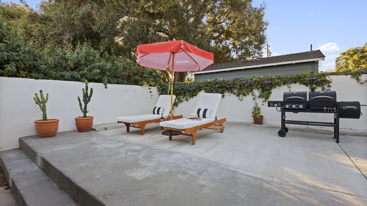 Photo of Patio Balcony in Meiners Oaks