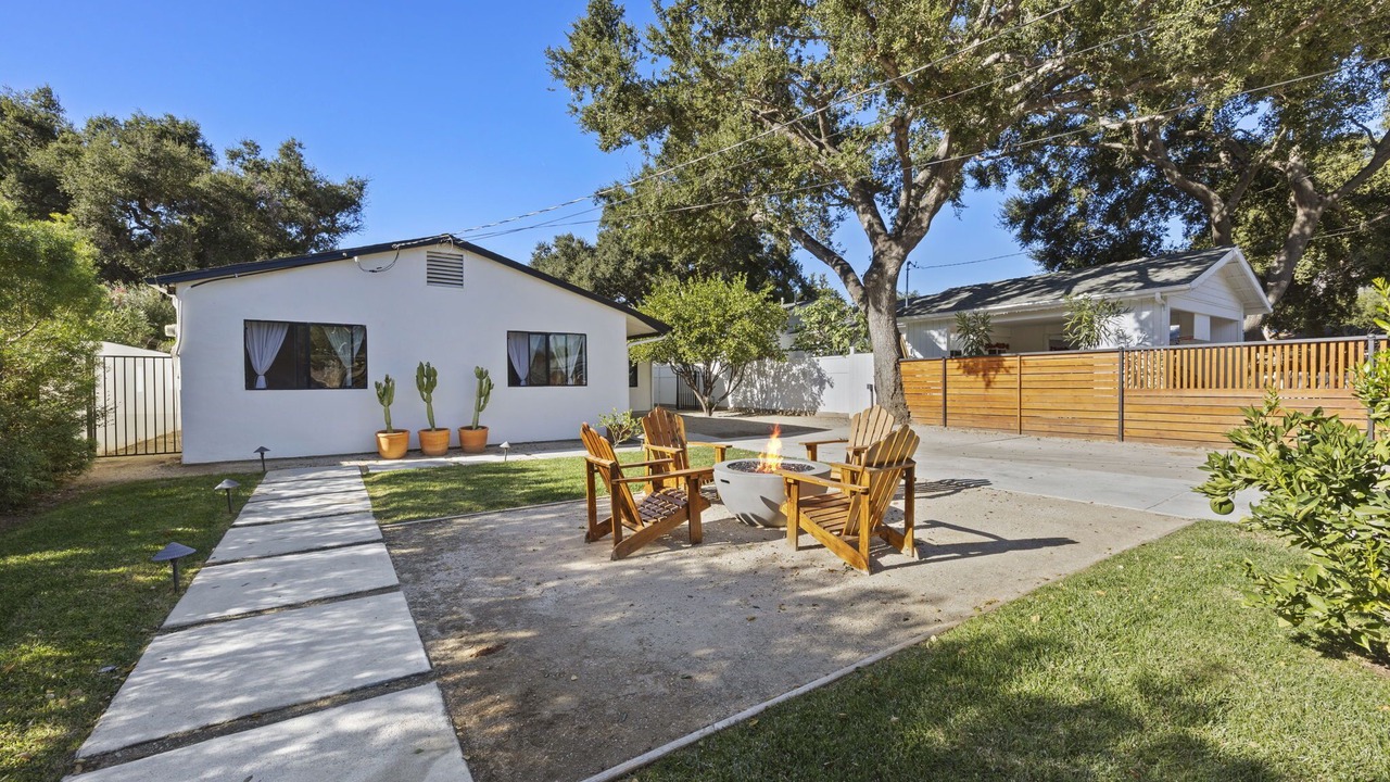 Photo of Patio Balcony in Meiners Oaks