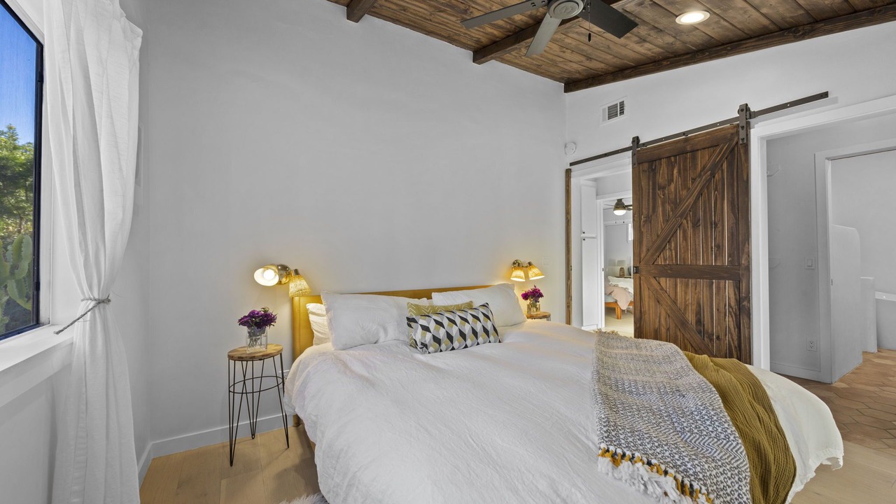 Photo of Bedroom in Meiners Oaks
