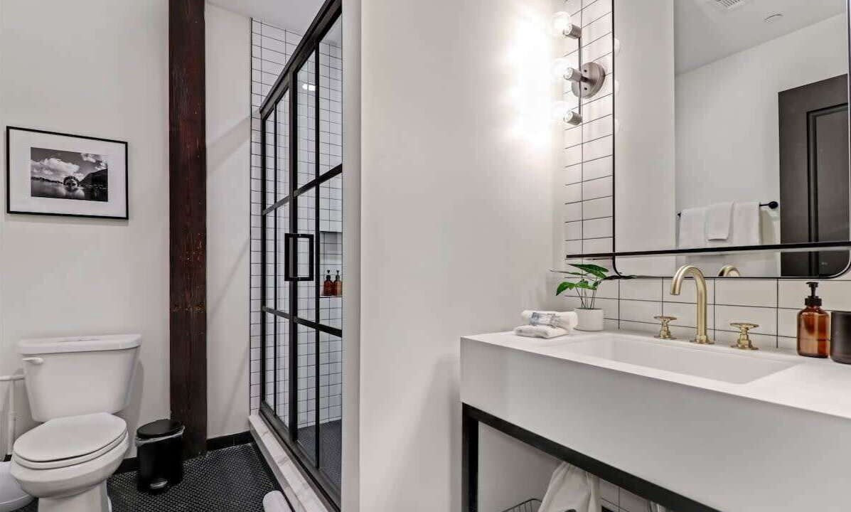 Photo of Bathroom in Arts/Warehouse District